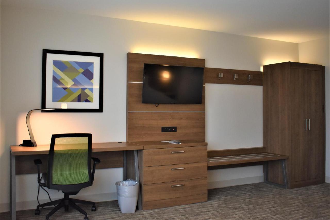 Standard Queen Room Two Queen Beds Communications Accessible